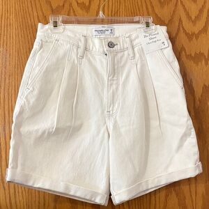 Abercrombie & Fitch Women's Cream NWT pleaded short ultra high rise size 28 / 6